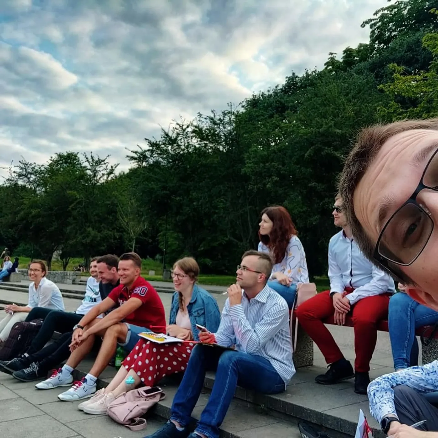 Spotkanie na schodach w parku, selfie na pierwszym planie